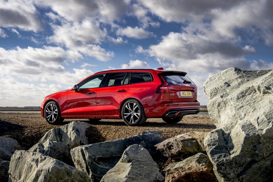  Volvo V60 T5 R-Design 2018 года  (UK) (фото 7 из 40)